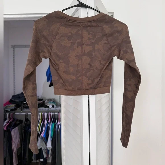 Gymshark Adapt Camo Long Sleeve Crop Top - Picture 5 of 9